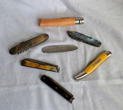 Suite of eight different knives