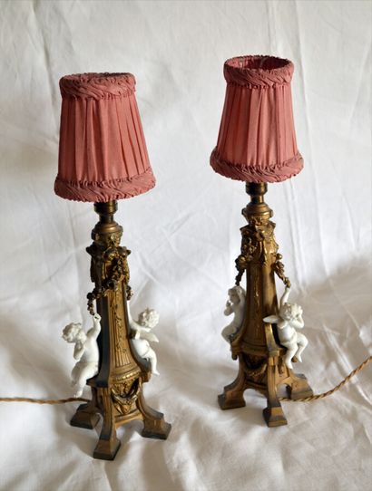 null Pair of bronze lamps with Amours in biscuit

Louis XVI style

Height : 37 cm...