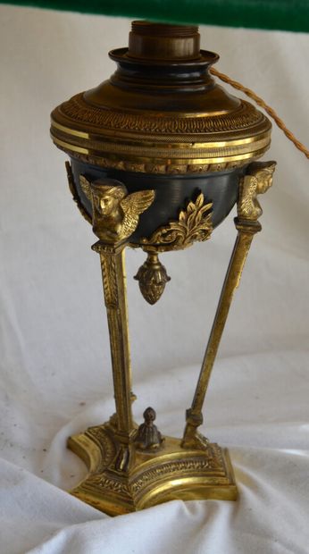  Une URNE en bronze dorée, montée en lampe 
Style Louis XVI 
Haut. : 29 cm