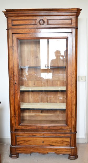 null A WARDROBE in rosewood veneer opening with a glass door

End of the XIXth century

Height...
