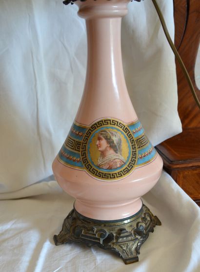null Paire de LAMPES à pétrole en porcelaine peinte à décor de profils d'orientaux

XIXème...