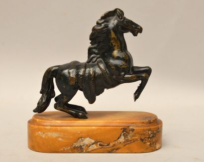  Ecole du XVIIIème siècle 
Cheval cabré 
Bronze à patine brune noir (usure) sur un...