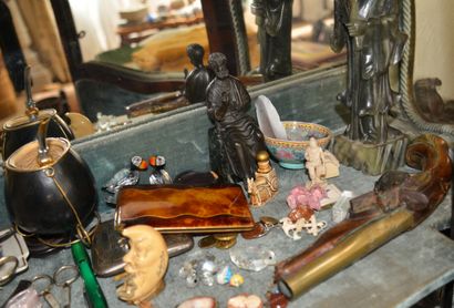  Contenu de l'étagère dans la vitrine (voir photo) : bronze, pistolet (accidenté),...