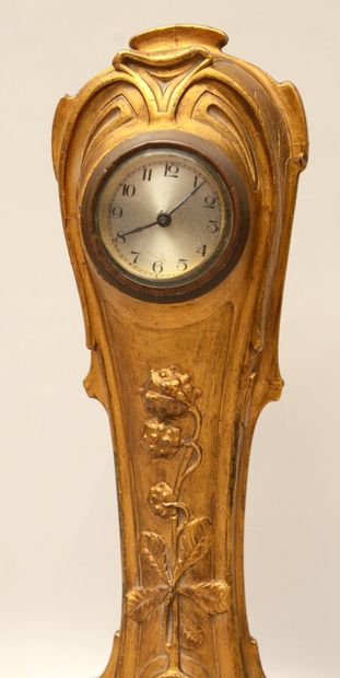 null A LESUEUR

Gilded regule clock simulating a comtoise decorated with plant motifs...