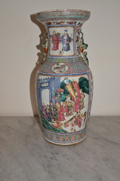null A polychrome porcelain VASE with a scene of dignitaries in reserves

China,...