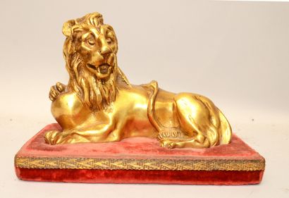  School of the XVIIIth century 
Reclining lion, paw on a sphere 
Gilded bronze on...
