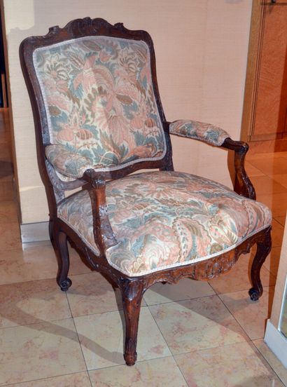 null Large flat-backed armchair in moulded wood and carved with foliage and shells....