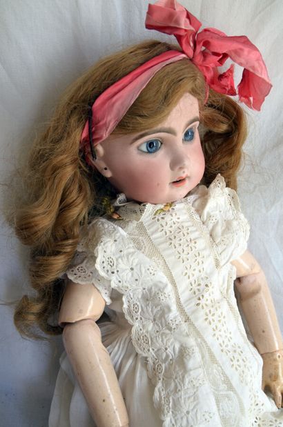 null Porcelain doll, open mouth, movable arms and eyes. Number 9

Length : 63 cm