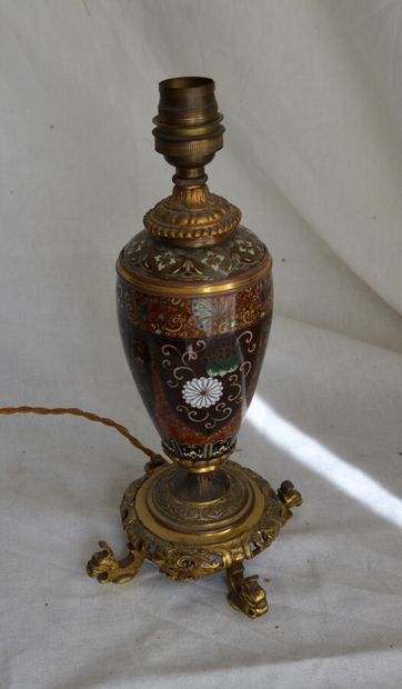 null Un ensemble bronze émaillé cloisonné composé de : un vase, une verseuse, une...