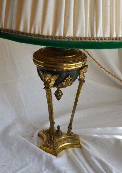  Une URNE en bronze dorée, montée en lampe 
Style Louis XVI 
Haut. : 29 cm
