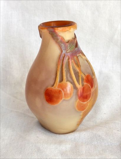 null Petit vase ovoïde en verre laiteux, camée à l' acide à décor de cerises

Signé...