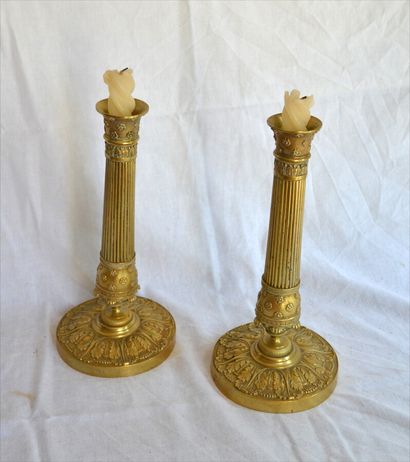 null Pair of ormolu CANDLES with fluted shaft, the base decorated with large acanthus...