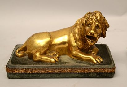 Ecole du XVIIIème siècle 
Paire de lions couchés 
Bronze doré sur un socle en velours...