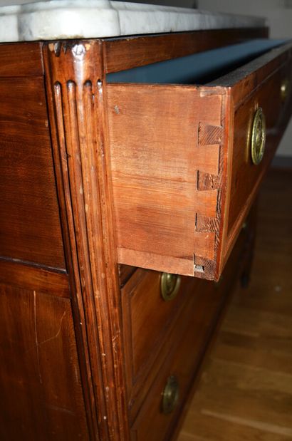 null Mahogany chest of drawers, mahogany veneer, opening three drawers, half columns,...