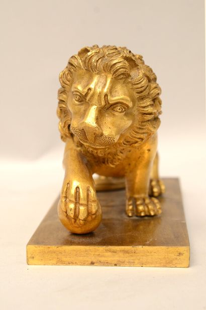  Ecole du XIXème siècle 
Lion " Médicis" 
Bronze doré sur une terasse rectangulaire...