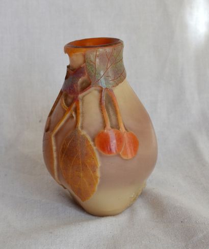 null Petit vase ovoïde en verre laiteux, camée à l' acide à décor de cerises

Signé...