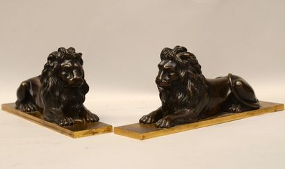  Ecole du debut du XIXème siècle 
Paire de lions couchés 
Bronze à patine brune sur...