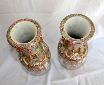 null Pair of polychrome porcelain VASES, decorated in reserves

Small accidents

Height...