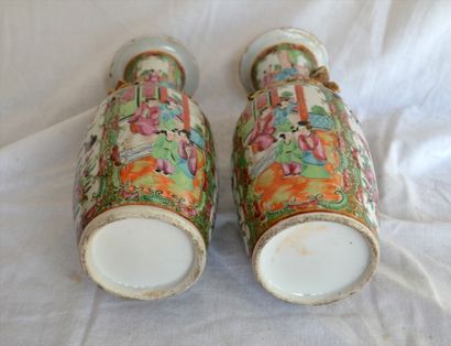 null Pair of polychrome porcelain VASES, decorated in reserves

Small accidents

Height...