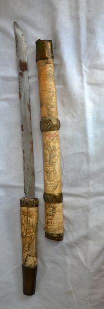 null Sabre dit japonais en fourreau en os sculpté et gravé

long. : 57 cm