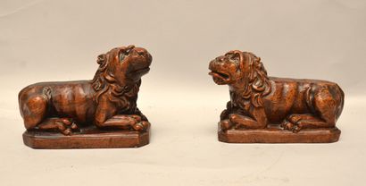  Pair of reclining lions 
Carved walnut 
17th - 18th century 
12 x 19 x 8 cm