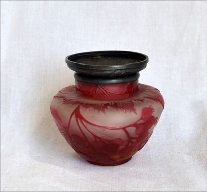 null Small engraved glass VASE, red, silver frame

Signed Gallé

Height : 7 cm 7...