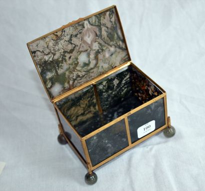 G Small agate paneled box, brass mounting

19th century

Length : 11 cm
