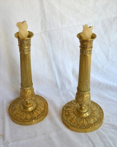 null Pair of ormolu CANDLES with fluted shaft, the base decorated with large acanthus...