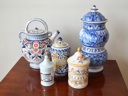 null Important batch of earthenware or porcelain medicine jars

5 pieces