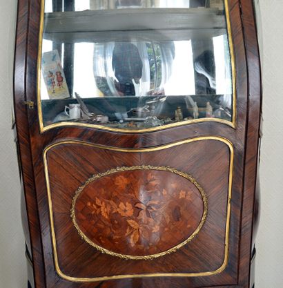 null Curved display case with rosewood veneer and floral marquetry in the reserves

Louis...