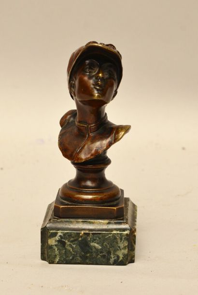 null Early 20th century school

Bust of a woman 

Bronze with brown patina on a sea...