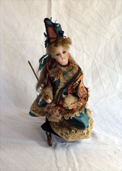 null Automaton doll walking, neck and head animated. It is placed on a base with...