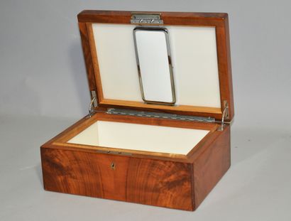 null Rectangular cigar box in veneer. Opalescent glass interior (without key and...