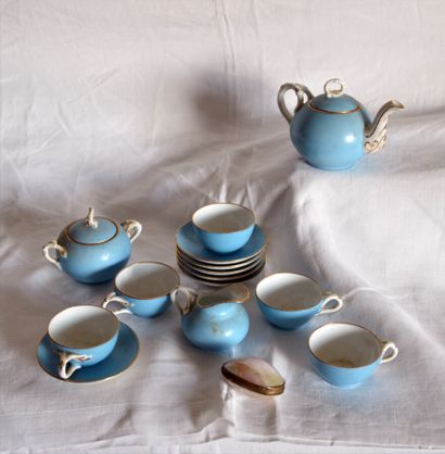 null Dinette en porcelaine bleu turquoise comprenant 1 théière, 1 sucrier, 1 pot...