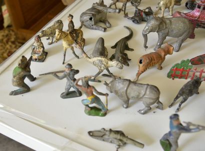null Strong batch of figurines mainly in lead: pagoda, animals, various ...

Around...