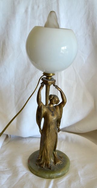 null MEDNAT

Young woman light-holder in gilded metal, base in onyx, signed

Height...