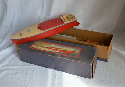 null Hornby racing boat in its box, good condition

Length : 32 cm