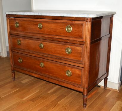 null Mahogany chest of drawers, mahogany veneer, opening three drawers, half columns,...