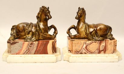  School of the XVIIth century 
Pair of horses at rest 
Lead gilt on a red veined...