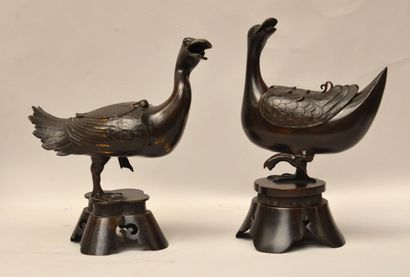  CHINA - 16th and 17th century 
Two ducks forming an incense burner in brown patina...