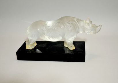  LALIQUE 
Rhinocéros 
Epreuve réalisée en cristal moulé sablé, sur un socle rectangulaire...