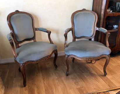 null Pair of cabriolet armchairs with violin back in natural wood carved with double...
