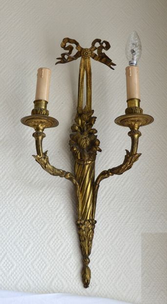null Pair of gilt bronze sconces with two arms of light

Louis XVI style

Height...