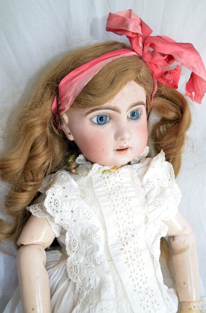 null Porcelain doll, open mouth, movable arms and eyes. Number 9

Length : 63 cm