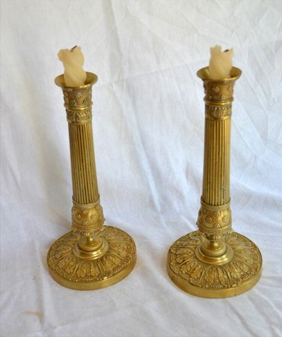 null Pair of ormolu CANDLES with fluted shaft, the base decorated with large acanthus...