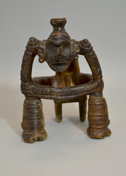  Importante sculpture représentant un personnage assis sur un siège 
Accoudé sur...