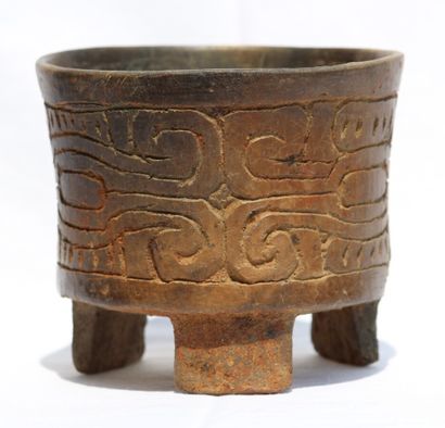  Vase tripode gravé 
Sa forme classique est caractéristique de l'art de Teotihuacan....