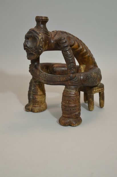  Importante sculpture représentant un personnage assis sur un siège 
Accoudé sur...