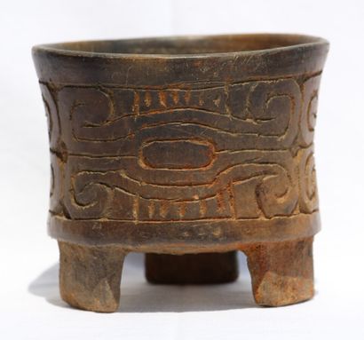  Vase tripode gravé 
Sa forme classique est caractéristique de l'art de Teotihuacan....