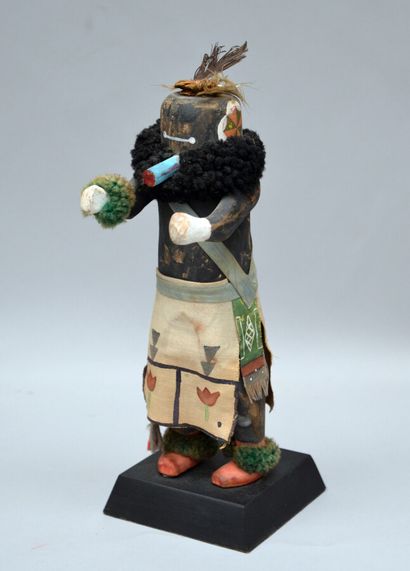  KACHINA SIPIKINE au masque noir Zuni Cottonwood, pigments, plumes, coton et laine....